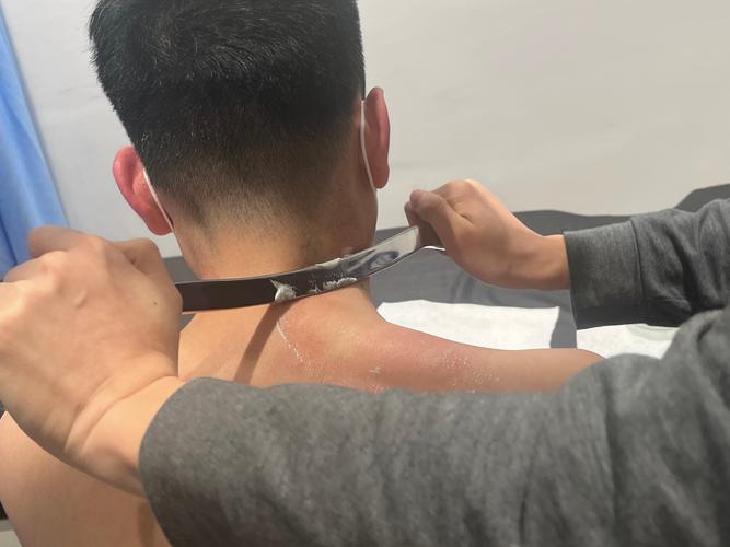 成都养生为何适合年轻人？小林亲测：从抗拒到真香，筋膜刀松解、经络疏通成新宠